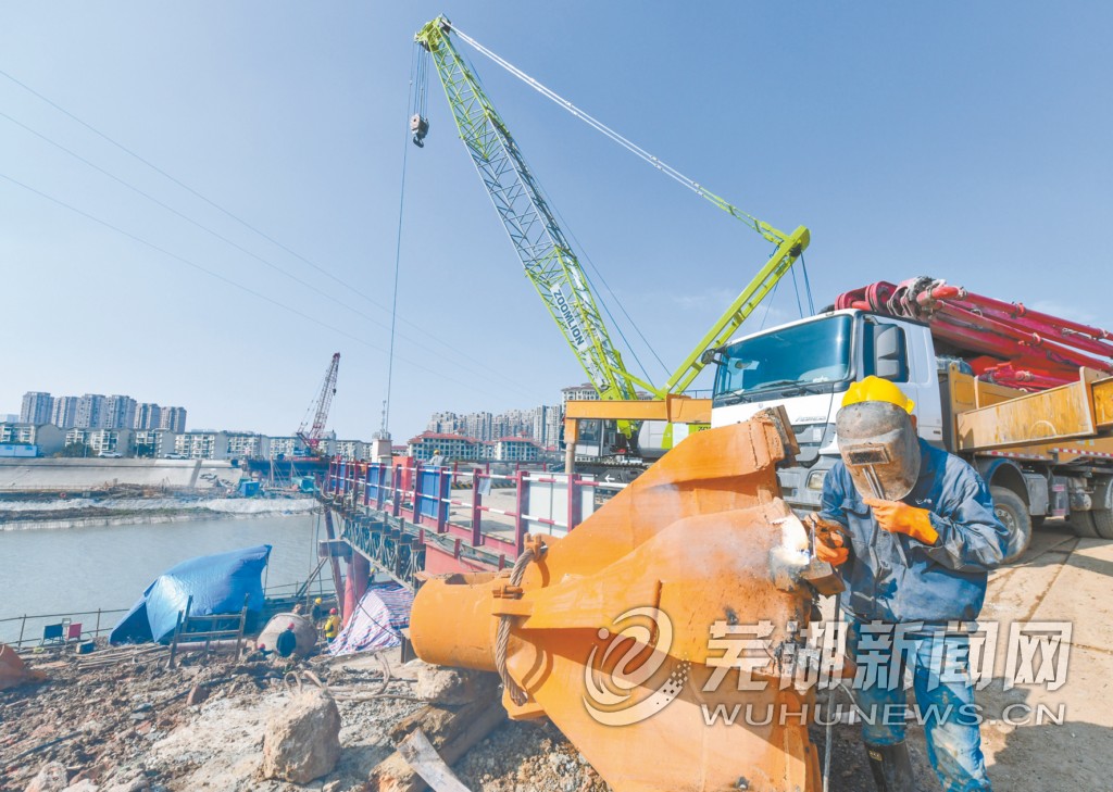 鳩江南路 跨青弋江大橋建設正酣